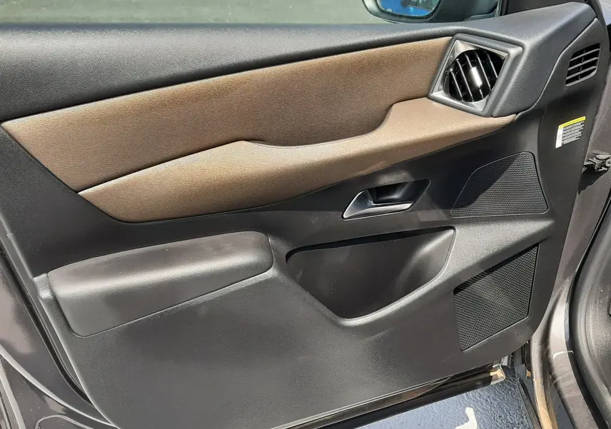 Porte avant gauche du DS3 Crossback 2020 en gris platinium métal, avec garniture marron et noire et aérateurs angulaires.