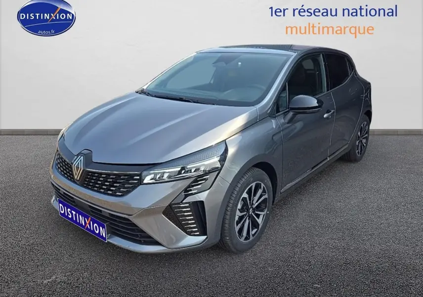 Renault Clio V gris schiste vue 3/4 avant droit, avec calandre chromée et jantes alliage distinctives.