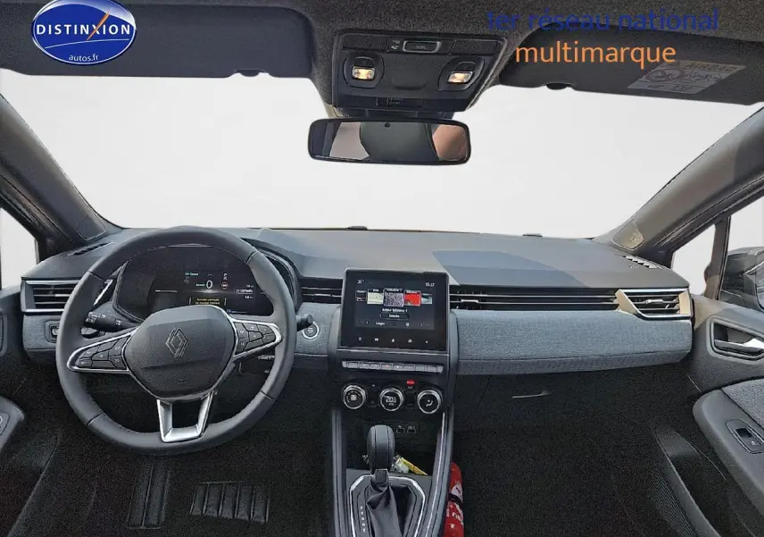 Tableau de bord et volant multifonction de la Renault Clio V 1.0 TCe 90 Techno vus de face, intérieur gris.