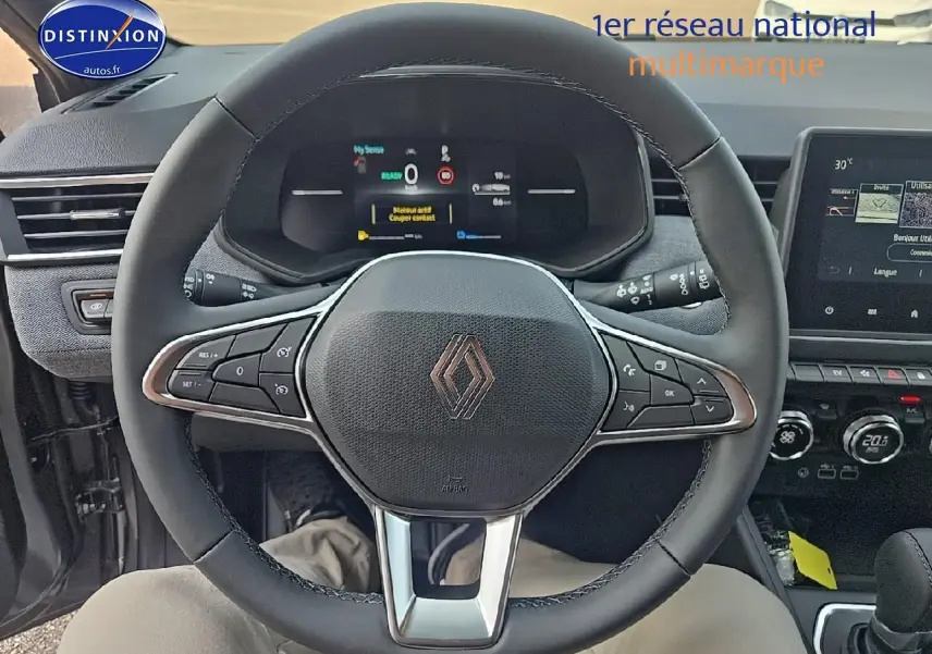 Vue centrée sur le volant multifonction Renault Clio V gris schiste avec tableau de bord numérique et écran tactile.