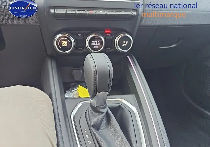 Le levier de vitesse automatique et la console centrale avec commandes de climatisation d'une Renault Clio V.