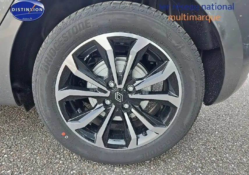 Gros plan sur la jante alu bicolore et le pneu Bridgestone d'une Renault Clio V gris schiste.