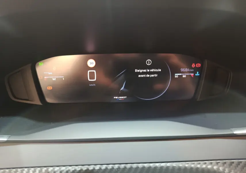 Affichage numérique du combiné d'instruments de la Peugeot 208 PureTech 100 S&S Allure avec message d'alerte et kilométrage visible