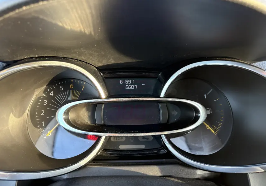 Vue rapprochée du tableau de bord de la Renault Clio IV gris, affichant compte-tours, jauge carburant et kilométrage.