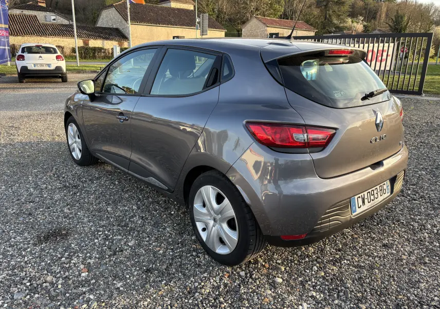 Vue 3/4 arrière droite d'une Renault Clio IV gris métallisé de 2013 avec feux arrière LED et jantes alliage.
