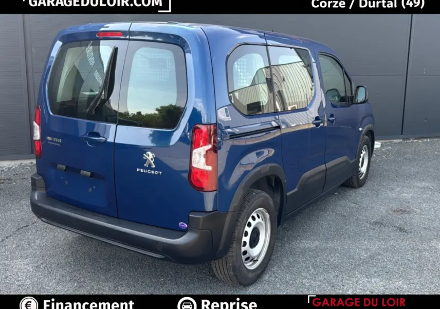 Vue 3/4 arrière droite d'un Peugeot Rifter bleu 2024 avec portes arrière vitrées et jantes acier simples.