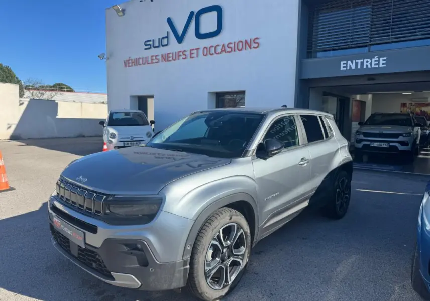 Jeep Avenger gris en 3/4 avant droit, avec jantes alliage 18 pouces et rétroviseurs noirs contrastants.