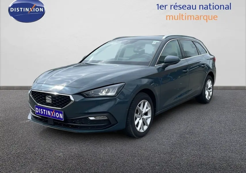 SEAT Leon ST bleu Fjord en 3/4 avant droit, break compact avec jantes alliage et calandre hexagonale.
