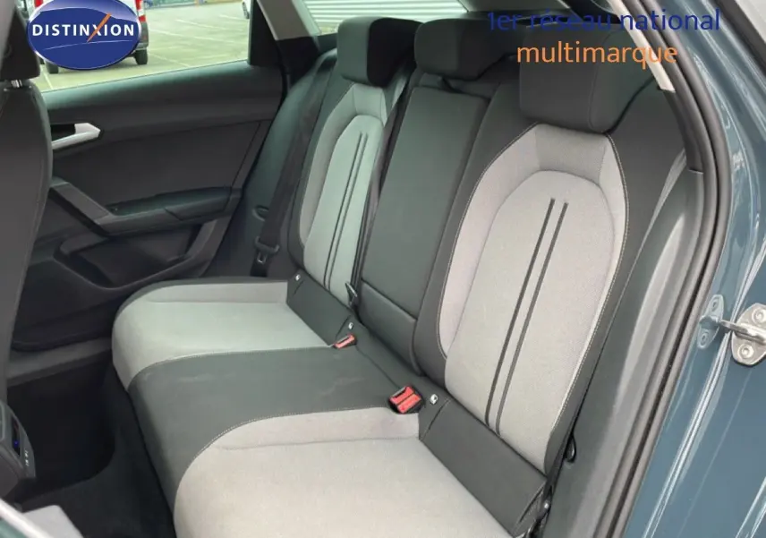 Vue intérieure côté droit des sièges arrière gris clair et foncé d’un SEAT LEON ST bleu Fjord 2025.