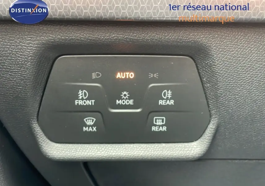 Panneau de commandes d’éclairage automatique avec boutons pour feux antibrouillard avant et arrière, intérieur noir.