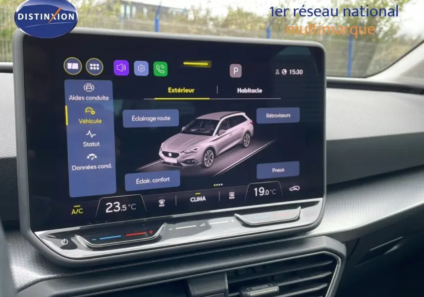 Écran tactile central de la SEAT LEON ST 2025 bleu Fjord, affichant les réglages d’aide à la conduite et climatisation.