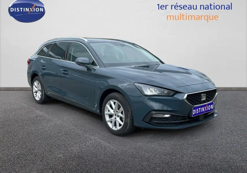 SEAT Leon ST bleu fjord vue 3/4 avant droit, break diesel 2025 avec jantes alliage argentées.