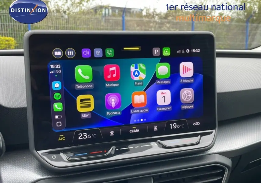 Écran tactile central du tableau de bord de la SEAT LEON ST 2.0 TDI bleu Fjord, affichant l'interface multimédia.