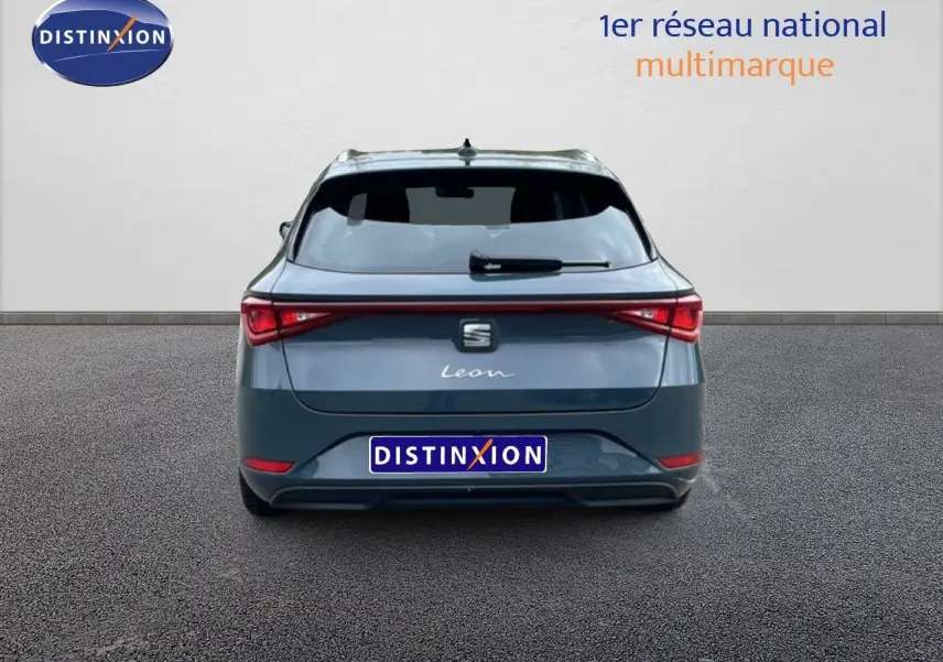 Vue arrière d'une SEAT Leon ST 2025 bleu Fjord avec feux arrière reliés par une bande lumineuse rouge.