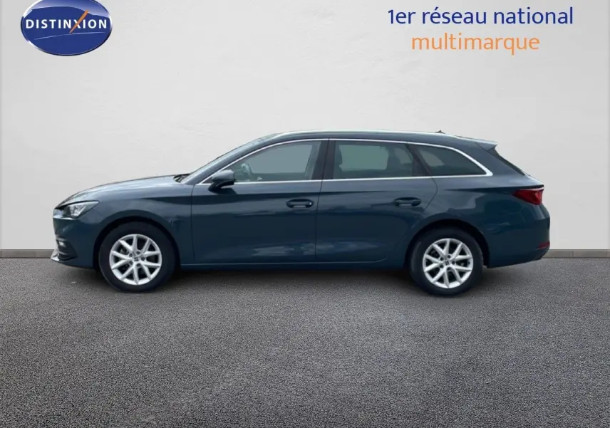 Vue latérale droite d’un break SEAT LEON ST 2025 bleu Fjord avec jantes alliage et lignes épurées.