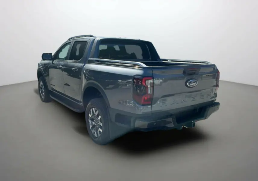 Ford Ranger 2.3 PHEV gris carbone vu en 3/4 arrière droit, avec benne ouverte et jantes alu 18 pouces.