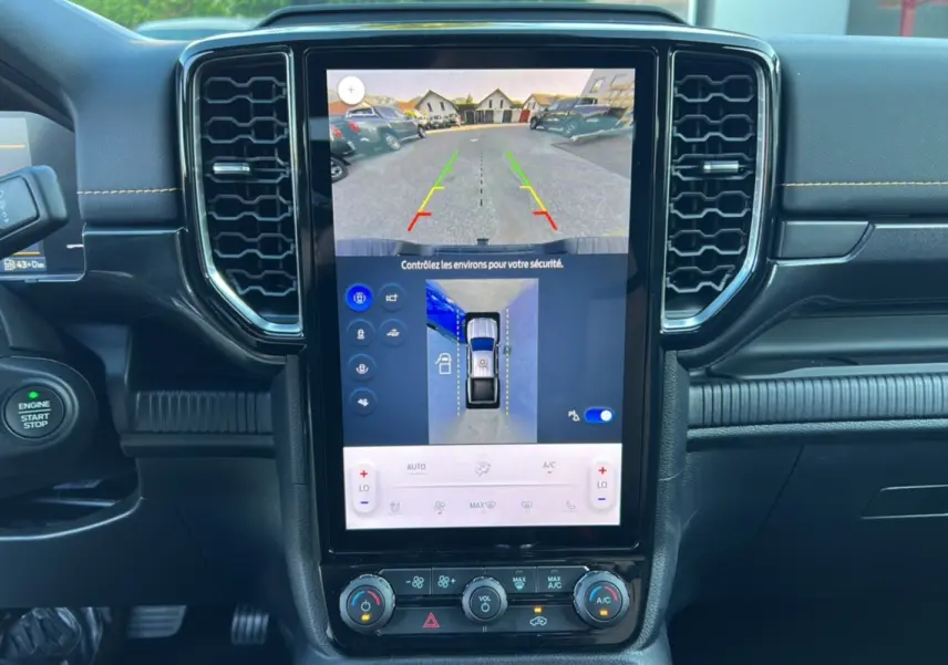 Vue rapprochée de la console centrale du Ford Ranger gris carbone 2026, écran tactile affichant caméra 360° et commandes climatisation.