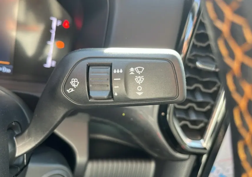 Gros plan sur la commande des essuie-glaces à gauche du volant dans l’habitacle du Ford Ranger gris carbone 2026.
