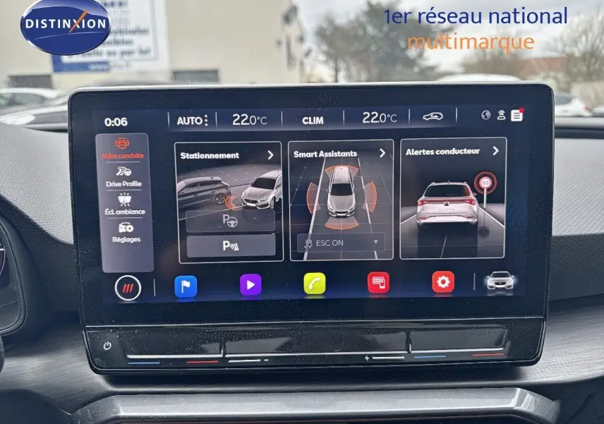 Écran tactile central du tableau de bord de la CUPRA LEON ST 2024 affichant aides à la conduite et température à 22°C