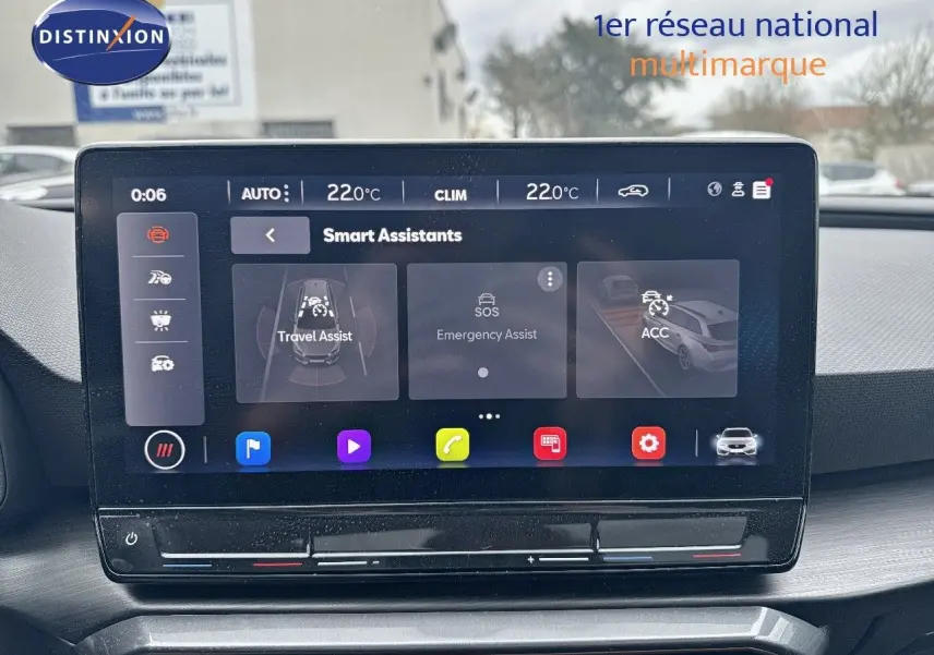 Écran tactile central du tableau de bord de la CUPRA LEON ST 1.5 ETSI 150CH DSG gris Graphene, affichant les assistants intelligents.