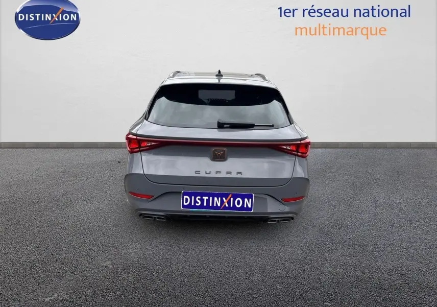 Vue arrière d'une CUPRA LEON ST gris Graphene avec feux LED reliés et double sortie d'échappement intégrée.