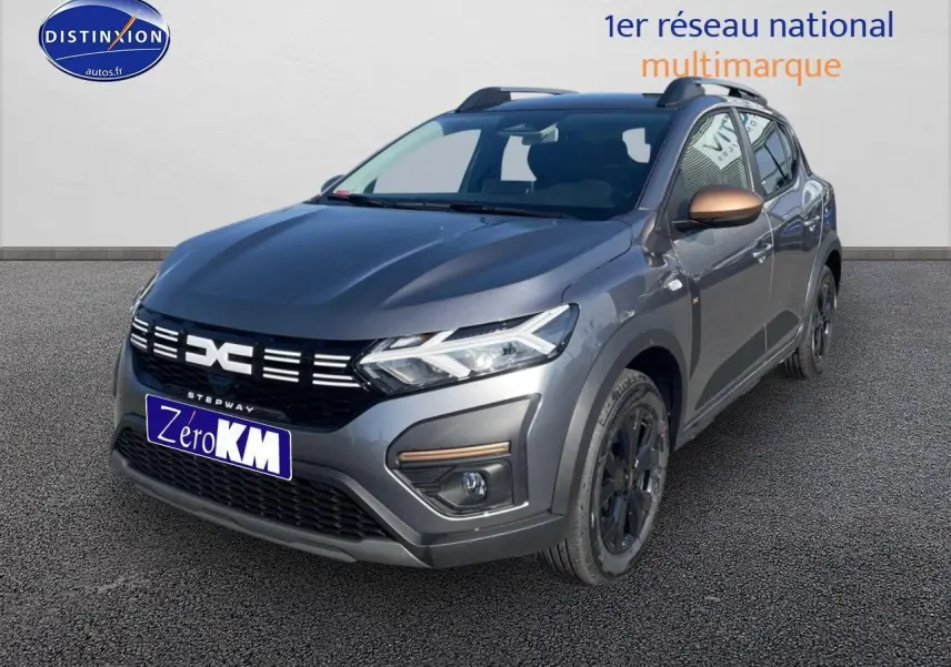 Dacia Sandero 1.0 eco-g 100 Stepway Extreme gris schiste en 3/4 avant droit avec jantes noires et rétroviseurs cuivrés.