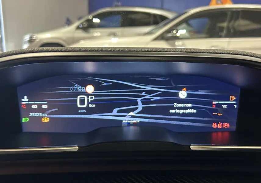 Tableau de bord numérique du Peugeot 508 SW gris Selenium, affichant la navigation et l'état du véhicule en intérieur.