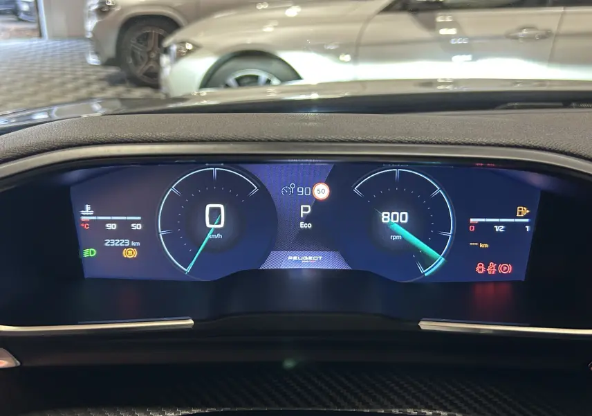 Tableau de bord numérique de la Peugeot 508 SW gris Selenium, affichant vitesse, régime et indicateurs au repos.