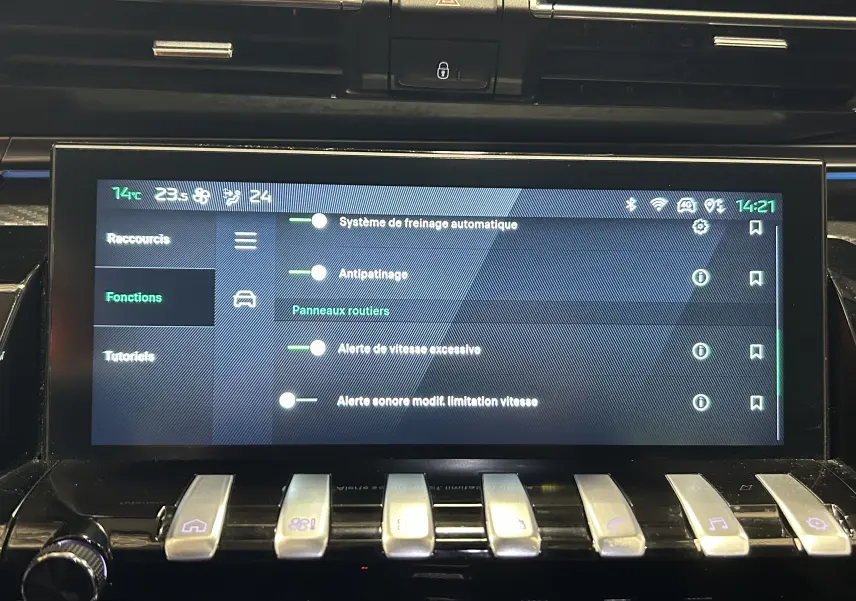 Écran tactile central de la Peugeot 508 SW gris Selenium affichant les réglages d'assistance à la conduite.
