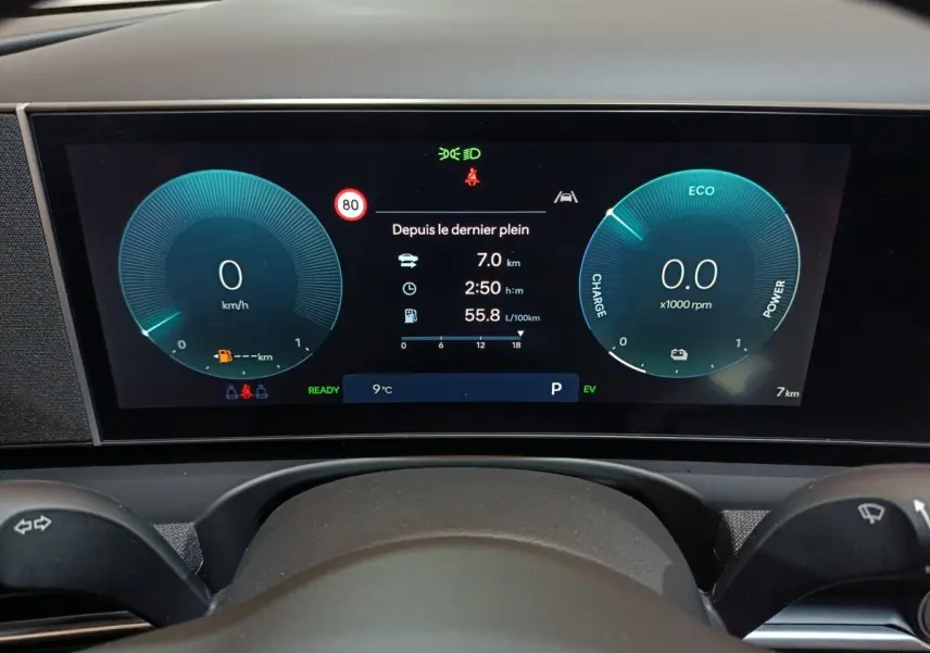 Vue rapprochée du combiné d'instruments numérique du Hyundai Tucson gris clair 1.6 Hybrid 2025 affichant la vitesse et l'autonomie.