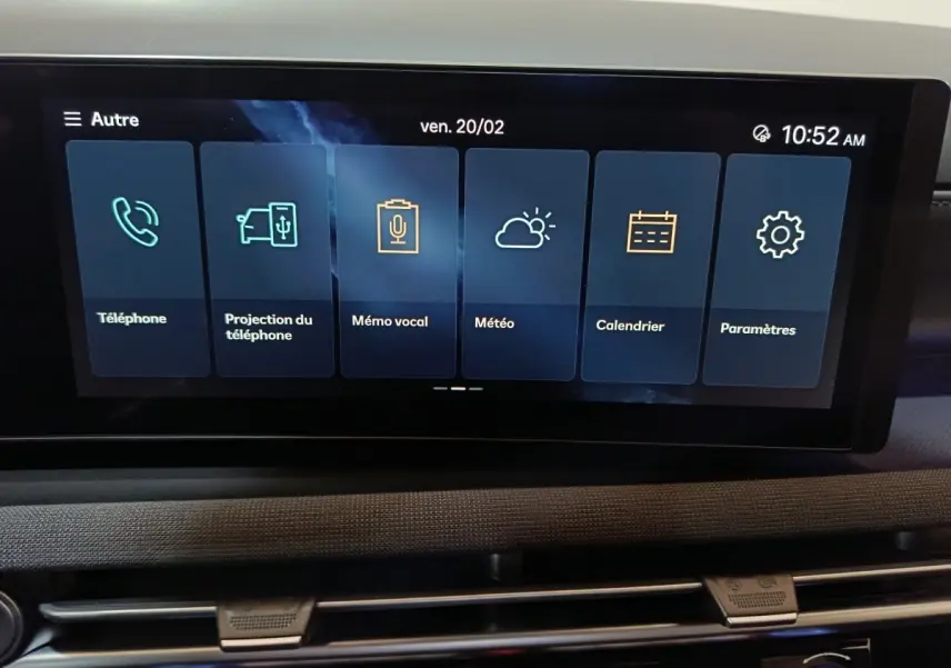 Écran tactile central du tableau de bord du Hyundai Tucson 2025 affichant les menus Téléphone, Mémo vocal et Météo.