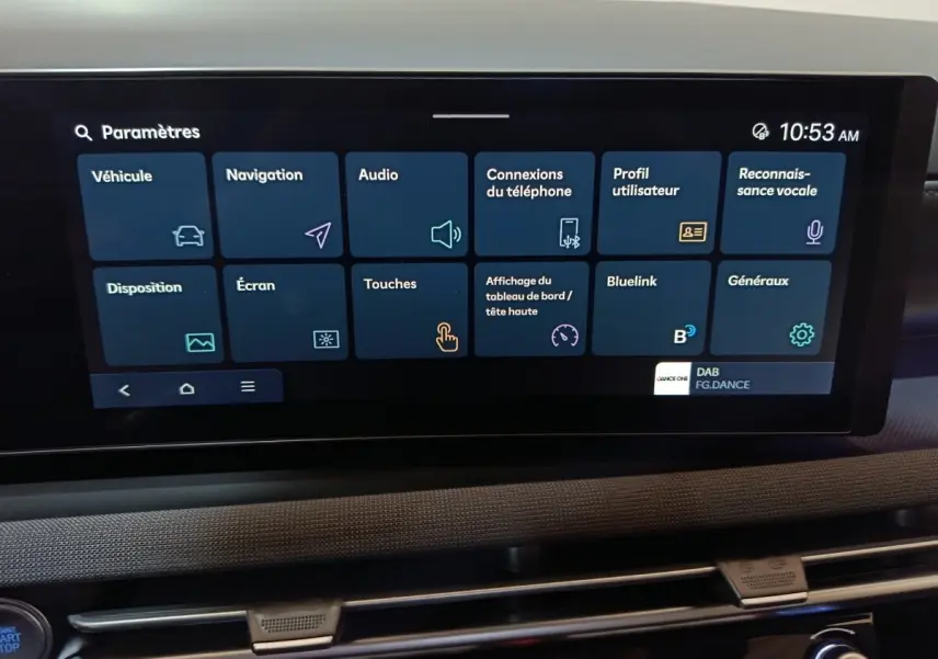 Écran tactile central du tableau de bord du Hyundai Tucson 2025, affichant le menu des paramètres.