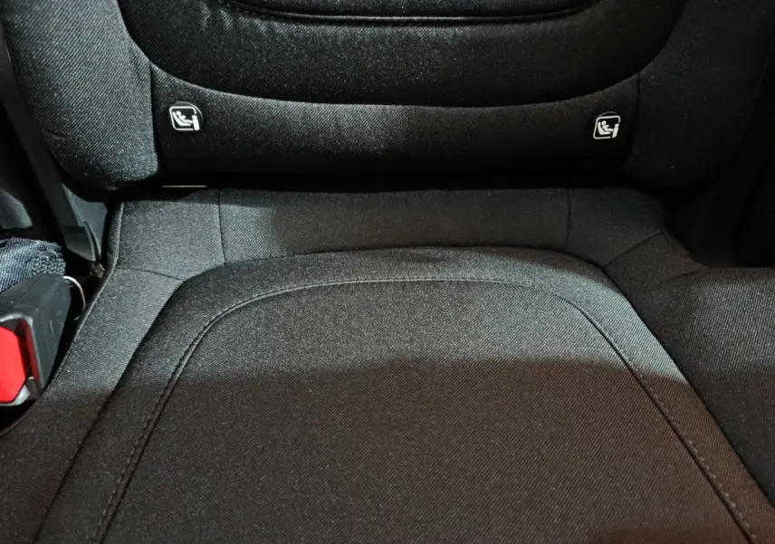 Gros plan sur le siège arrière central noir du Hyundai Tucson 1.6 Hybrid 239 Creative 2025, avec fixation Isofix visible.