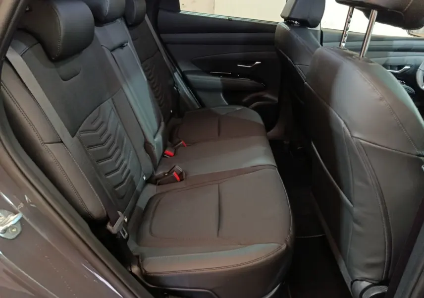 Vue intérieure côté gauche des sièges arrière noirs du Hyundai Tucson 1.6 Hybrid 239 Creative Auto 2025.