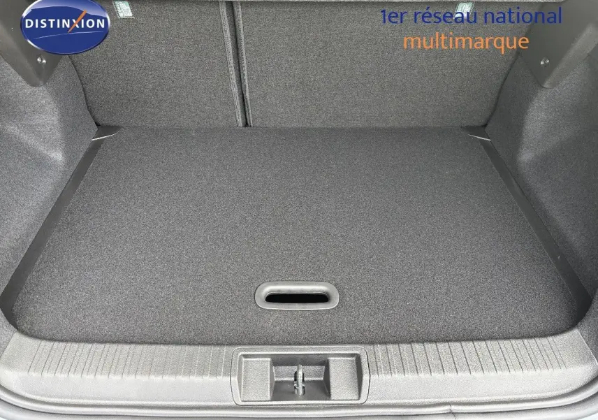 Coffre ouvert du Renault Captur II gris Rafale métal avec intérieur noir, vue en plongée sur l'espace de chargement.