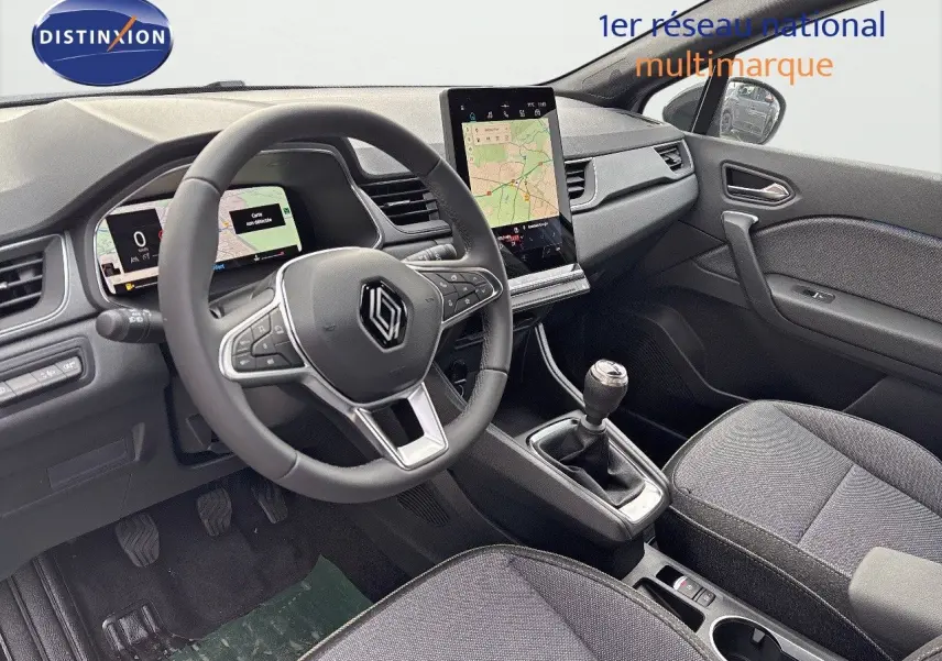 Vue intérieure côté conducteur du Renault Captur II 1.6 E-Tech hybride 2025, tableau de bord gris et écran tactile vertical.