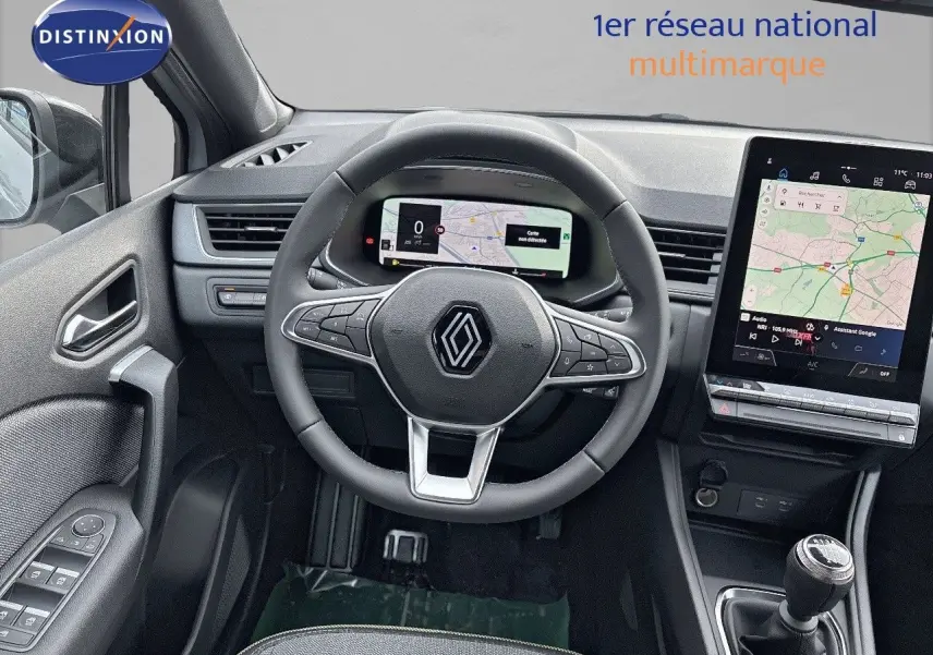 Vue intérieure centrée sur le volant et tableau de bord numérique du Renault Captur gris rafale métal avec toit noir.
