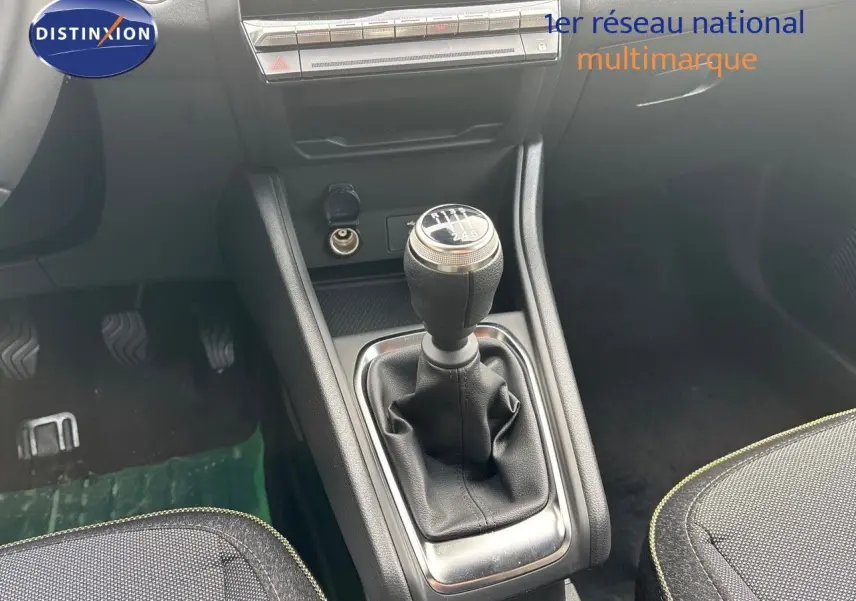 Vue rapprochée de la console centrale du Renault Captur 2025, montrant un levier de vitesse manuel en cuir noir.