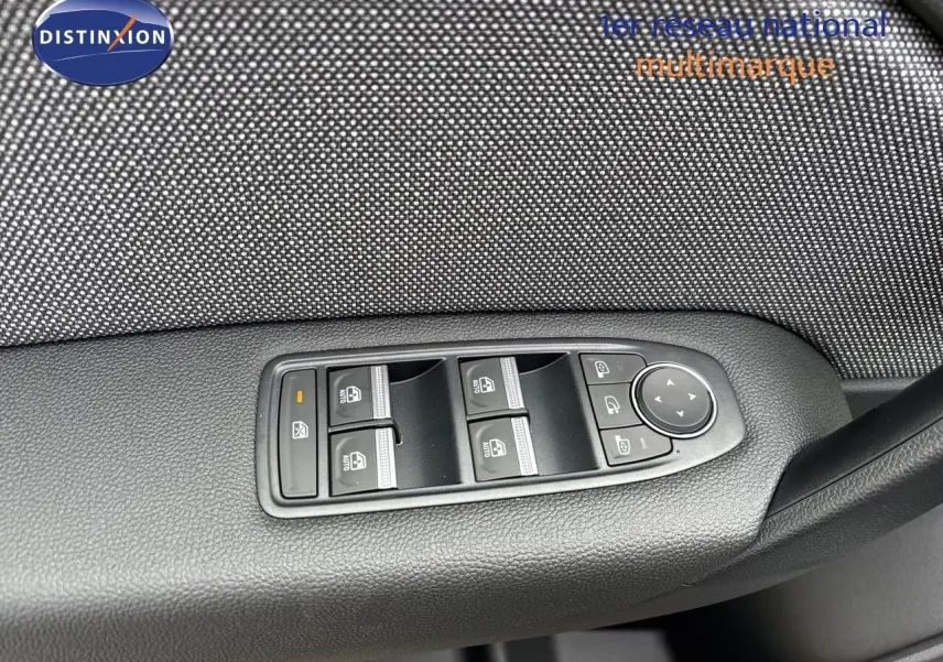 Gros plan sur les commandes des vitres électriques et rétroviseurs sur la porte côté conducteur du Renault Captur gris rafale 2025.