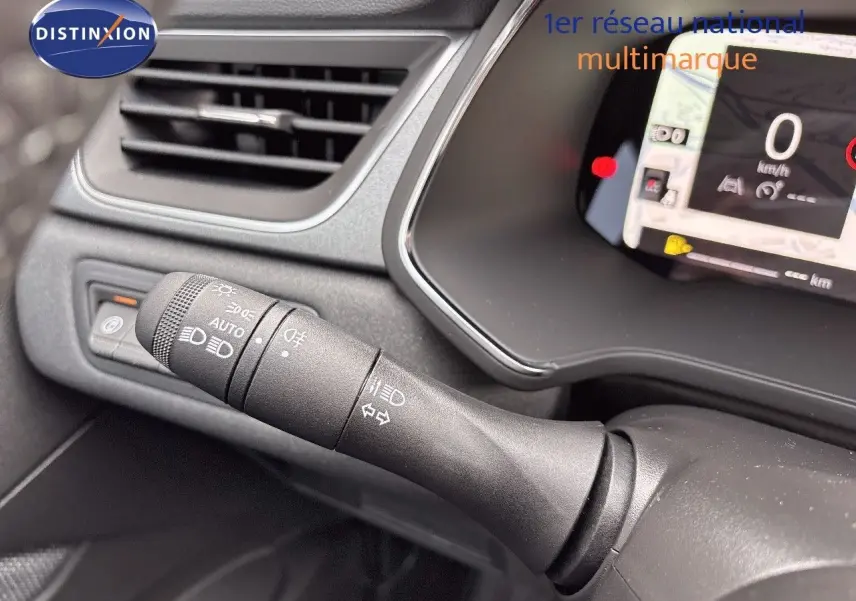 Gros plan sur la manette de commande d'éclairage noire du tableau de bord du Renault Captur gris Rafale 2025.