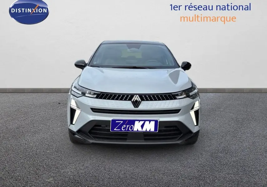 Vue avant d'un Renault Captur II gris Rafale métal avec toit noir, feux LED allumés sur fond neutre.