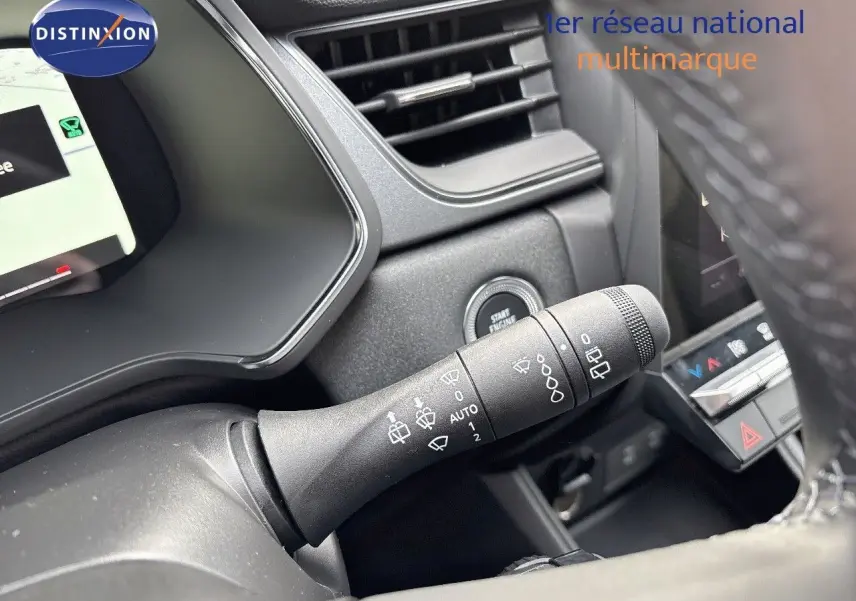 Gros plan sur la commande d’essuie-glace à gauche du volant dans l’habitacle gris noir du Renault Captur 2025.