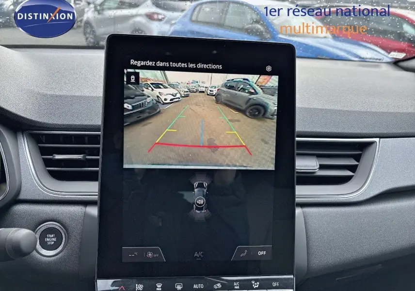 Vue intérieure centrée sur l'écran tactile affichant la caméra de recul du Renault Captur gris Rafale métal avec toit noir.