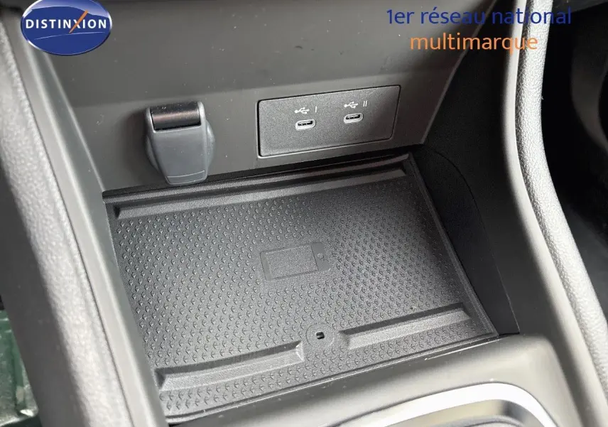 Gros plan sur la console centrale du Renault Captur gris Rafale avec deux ports USB-C et un espace de rangement antidérapant.