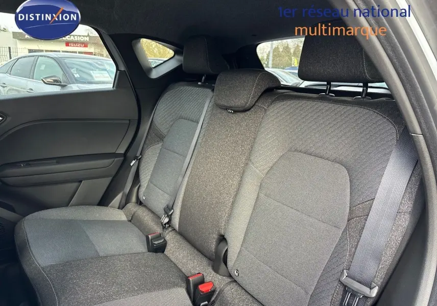 Vue intérieure côté droit sur les sièges arrière en tissu gris du Renault Captur II 1.6 E-TECH Hybride 2025.