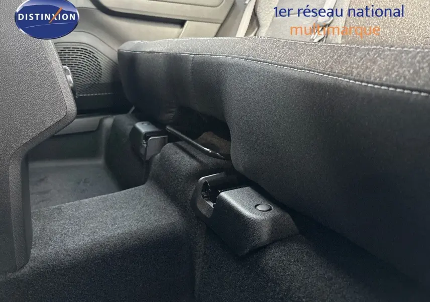 Gros plan sur le dessous de la banquette arrière du Renault Captur gris Rafale métal, montrant les fixations et moquette noire.