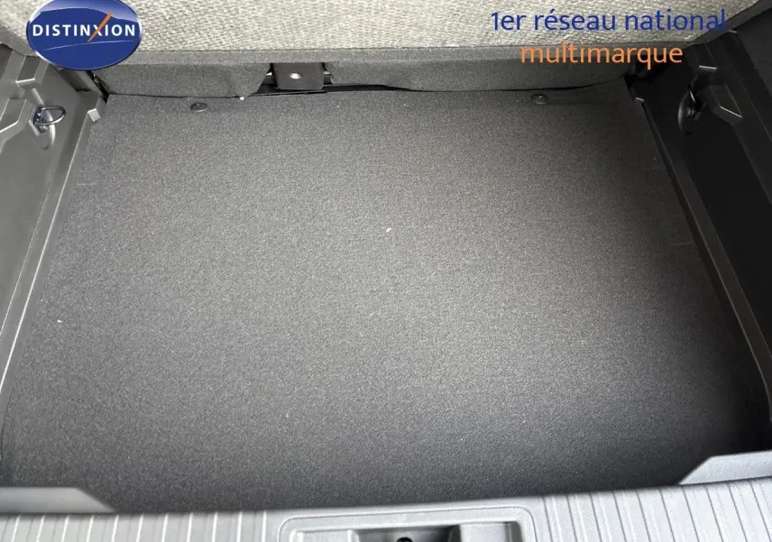 Vue intérieure du coffre spacieux et propre du Renault Captur II gris Rafale métal avec toit noir, version hybride 2025.