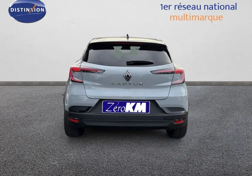 Vue arrière d’un Renault Captur gris Rafale métal avec toit noir, mettant en valeur ses feux LED et son logo distinctif.