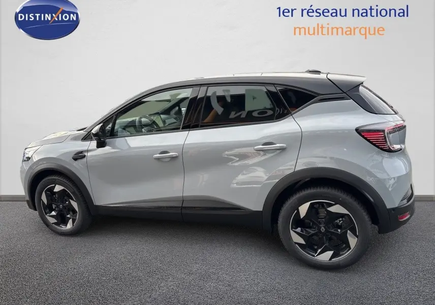 Profil droit du Renault Captur II gris Rafale métal avec toit noir, roues noires et jantes 18 pouces bi-ton.