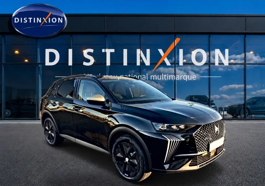 DS7 1.5 BlueHDi 130 noir en 3/4 avant droit, avec calandre distinctive et jantes noires brillantes.